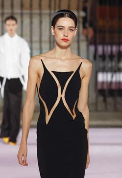 Imagen secundaria 2 - Vista aérea del desfile de Carolina Herrera en la Plaza Mayor de Madrid, Blanca Padilla desfilando para la casa y diseño en colaboración con Sybilla.