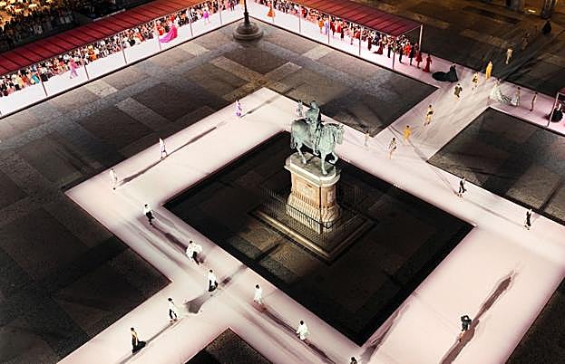 Imagen principal - Vista aérea del desfile de Carolina Herrera en la Plaza Mayor de Madrid, Blanca Padilla desfilando para la casa y diseño en colaboración con Sybilla.