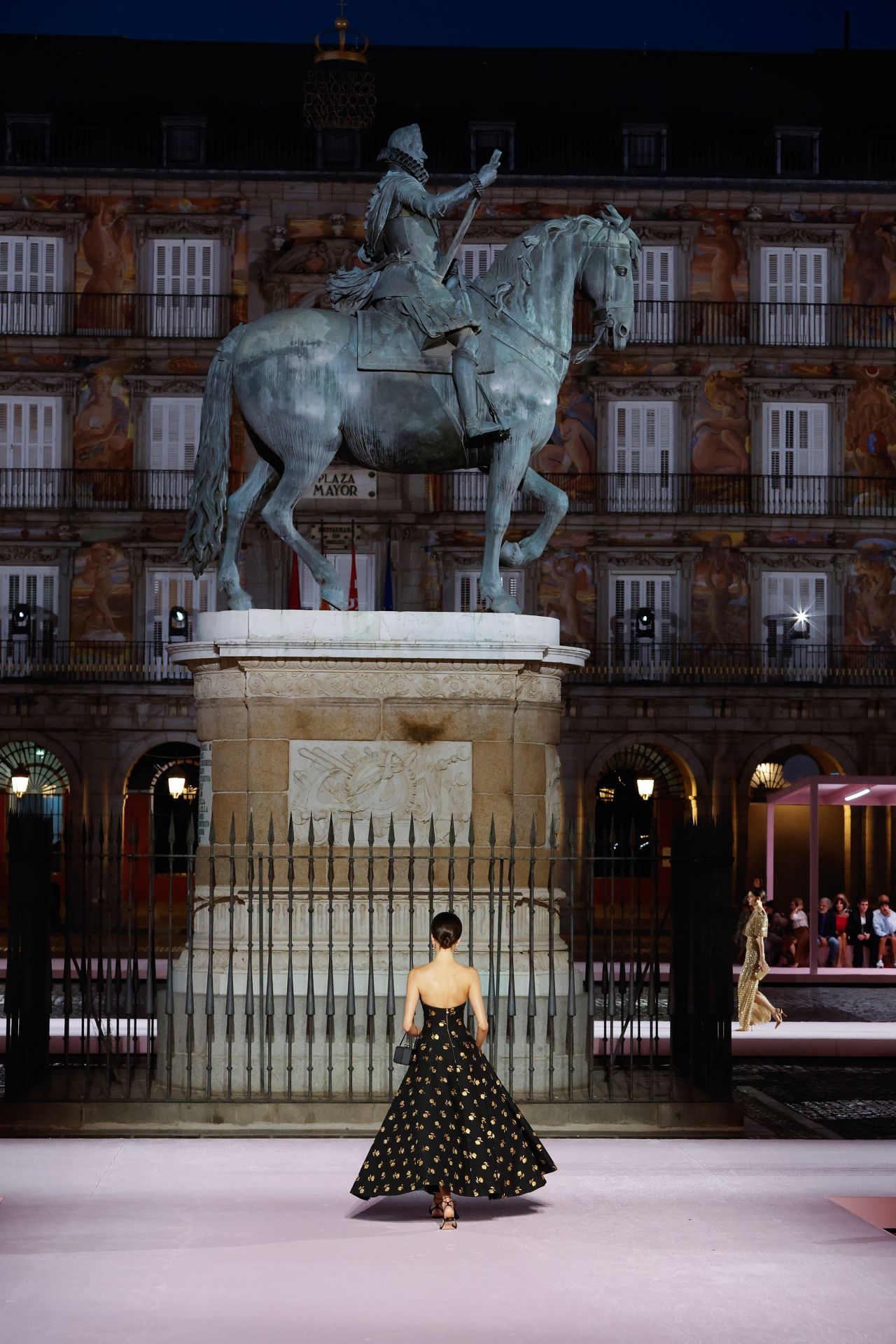 Todos los homenajes de Carolina Herrera a la artesanía española en su desfile en Madrid y otras noticias que debes conocer