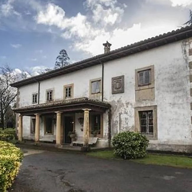 Vista exterior de La Piniella, en Asturias.