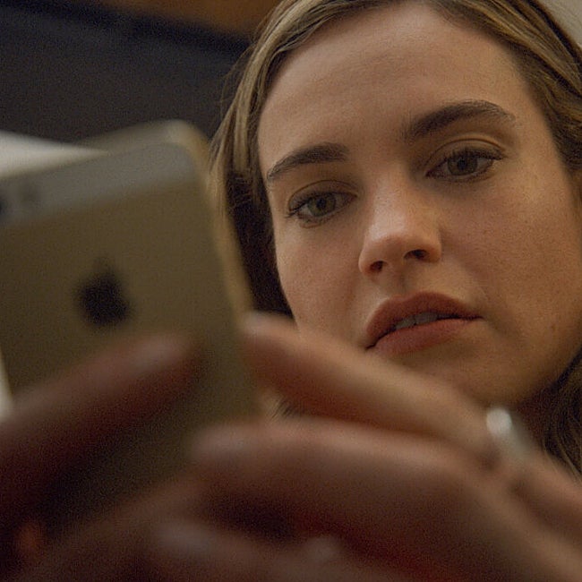 Whitney Wolfe Herd (Lily James) empezó en Tinder, donde tuvo la idea de crear Bumble, una app para ligar más igualitaria.