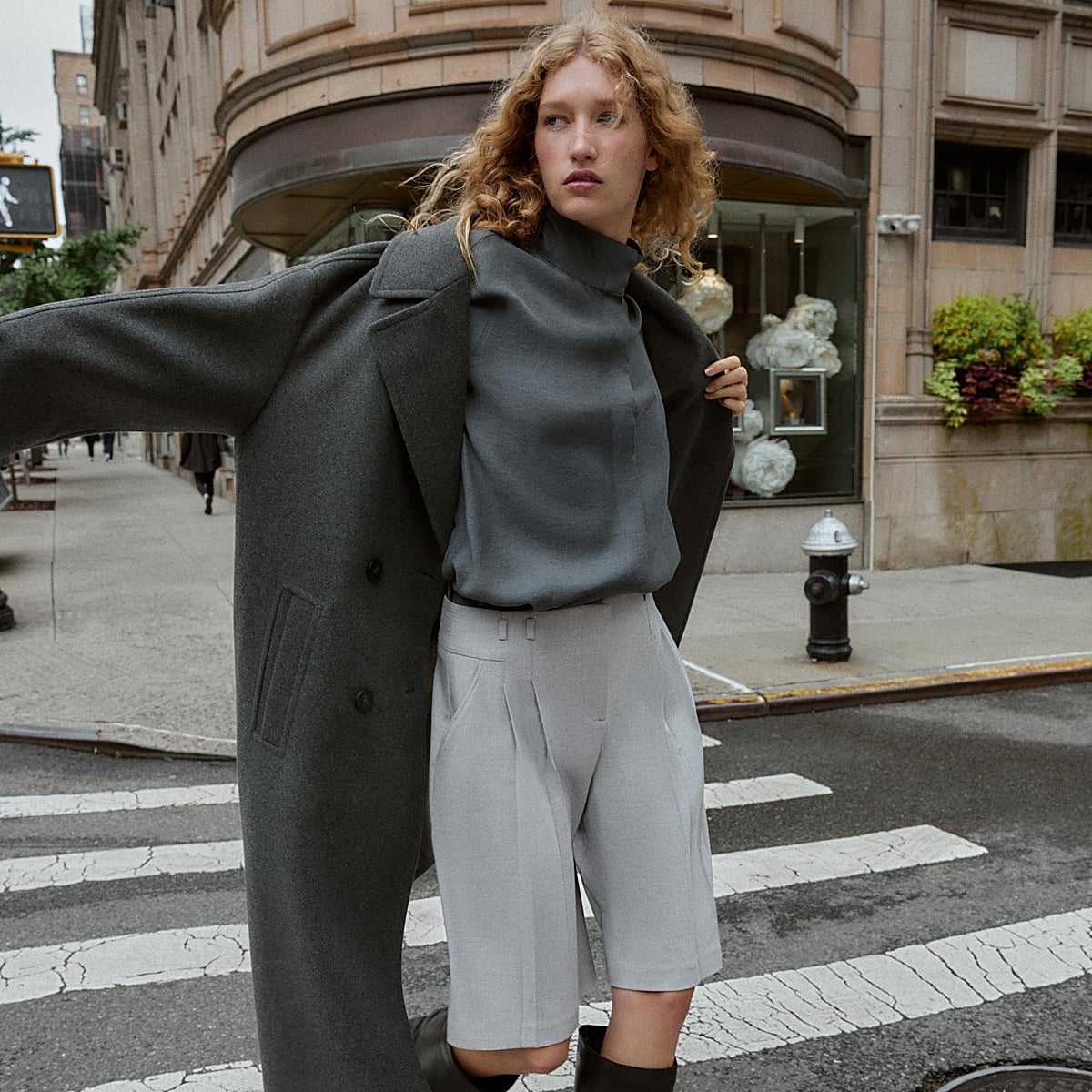 Vestidos cortos para los primeros looks de otoño, chaquetas de punto de colores neutros y muchas otras compras que te solucionarán mil y un looks de otoño.