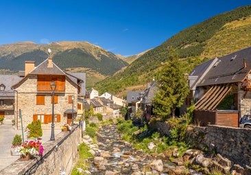 La ciudad del Valle de Arán que conquista a los turistas: arquitectura tradicional, rafting y un casco antiguo con encanto