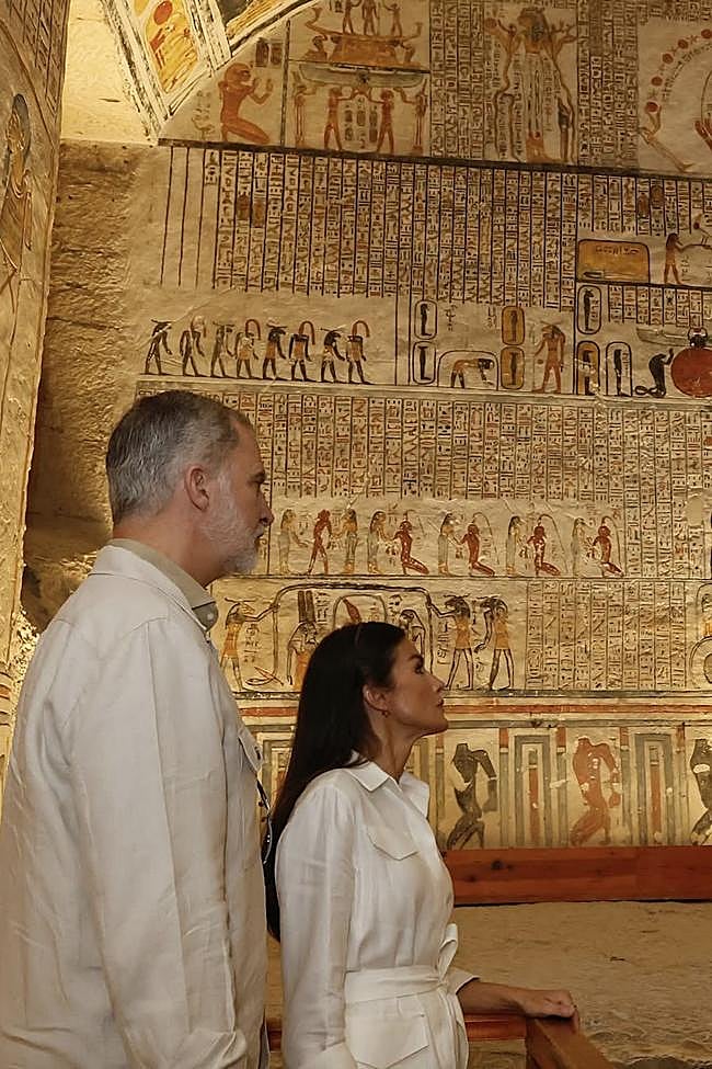 Los reyes Felipe y Letizia escucharon atentamente las explicaciones de los arqueólgos españoles que les acompañaron durante su visita.