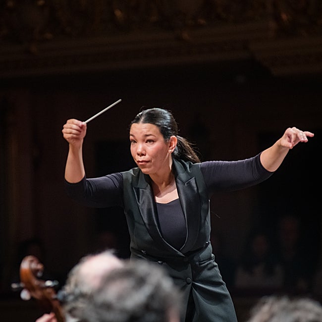 Jhoanna Sierralta en plena dirección de orquesta.