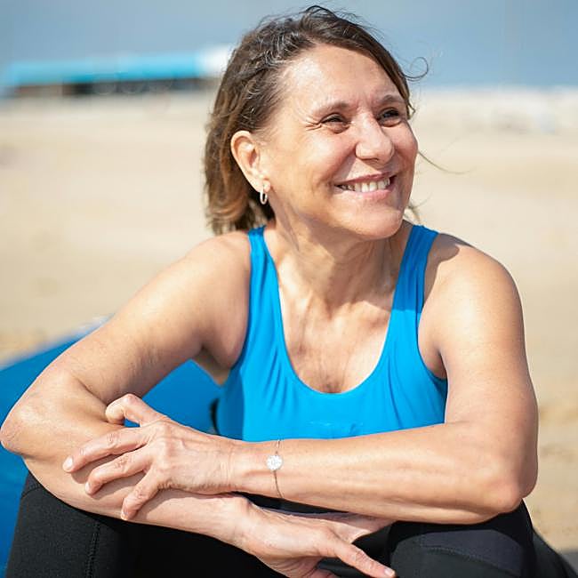 Mujer haciendo ejercicio al aire libre.