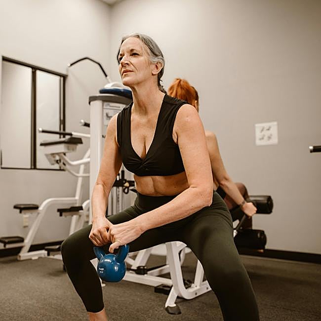 Mujer haciendo ejercicio con mancuernas.