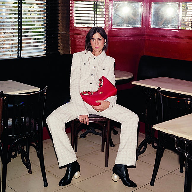 Vic Montanari con total look de traje de tweed, botines y bolso Chanel