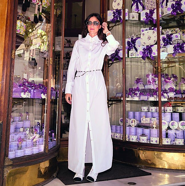 Vic Montanari con vestido camisero y botas bicolor de Chanel