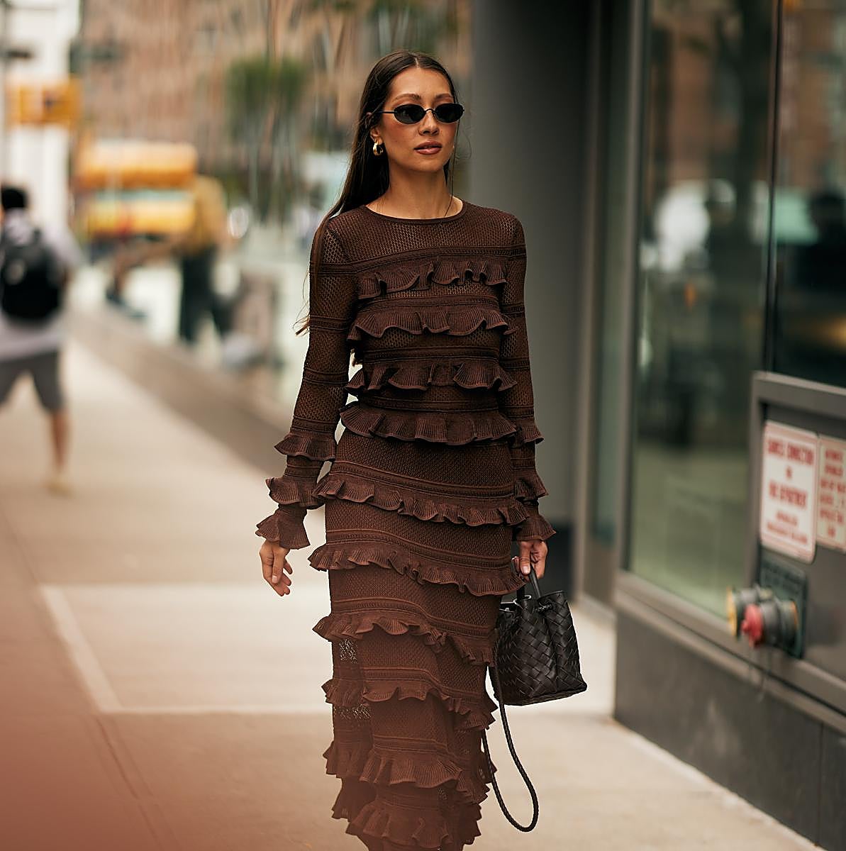 Un look con vestido marrón.