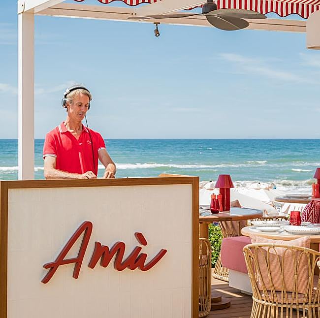 Las tardes están amenizadas con sesiones de DJs.