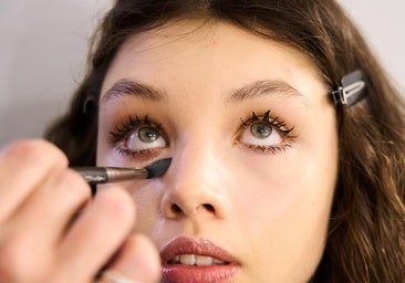 Un maquillaje con ojeras neutralizadas.