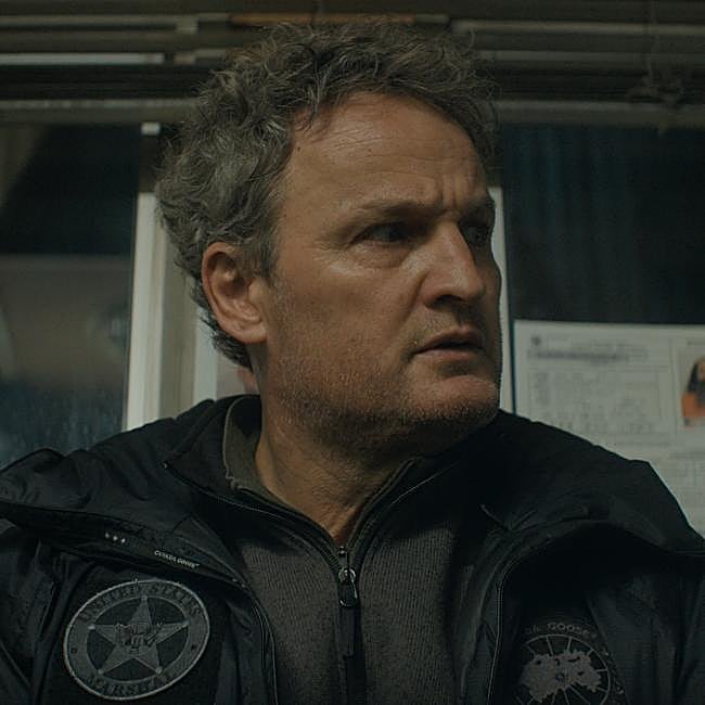 Jason Clarke como Frank Remnick en una imagen de The Last Frontier: conspiración en Alaska.