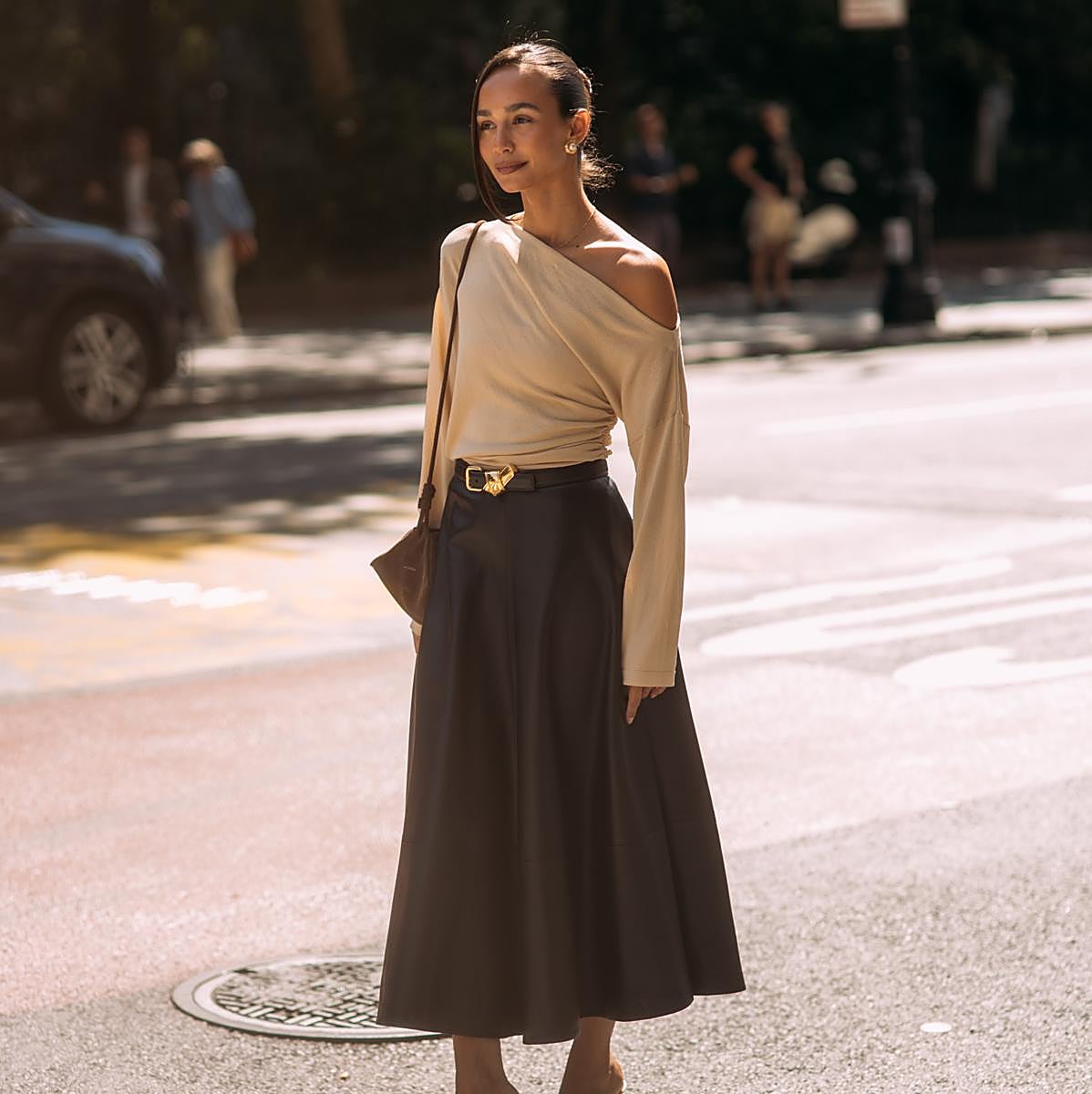 Un look de street style con falda midi,