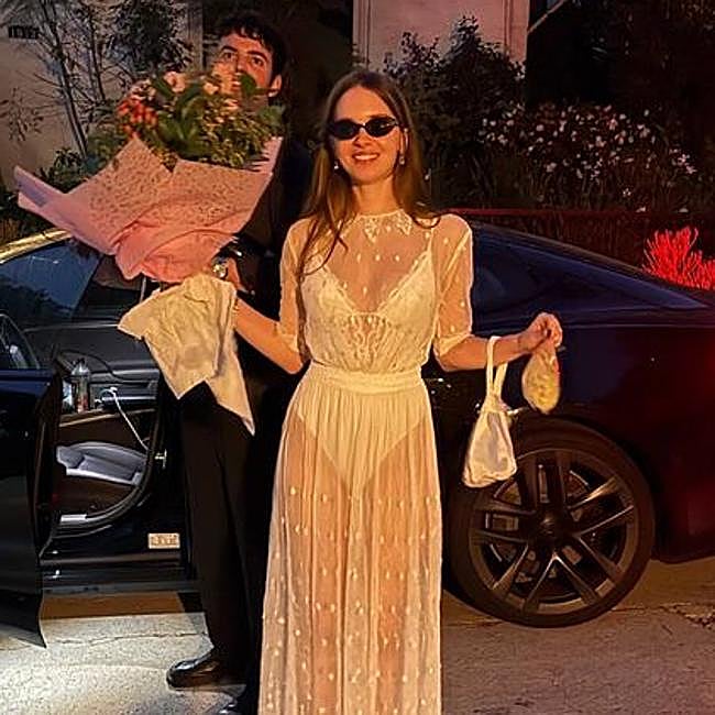 Stella del Carmen y Alex se despiden de la fiesta.