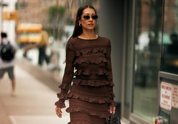 Un look con vestido marrón.