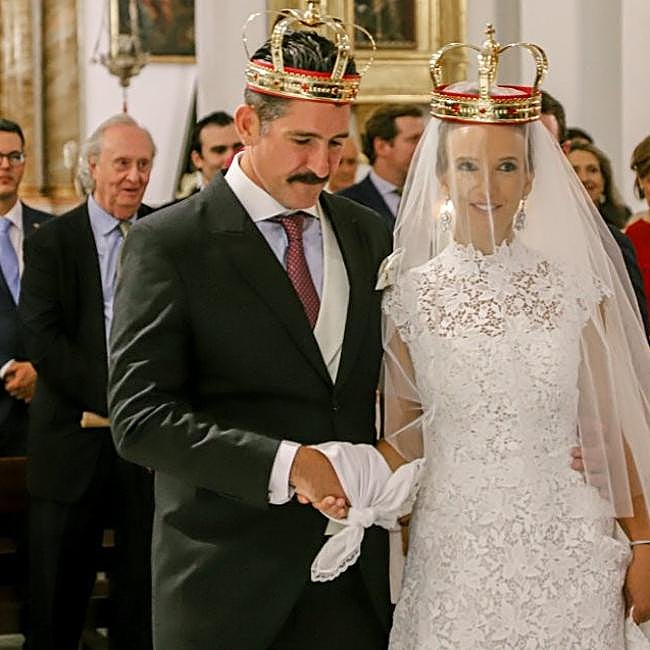 El duque de Segorbem a la izquierda del novio, no faltó al enlace de su hijastro.