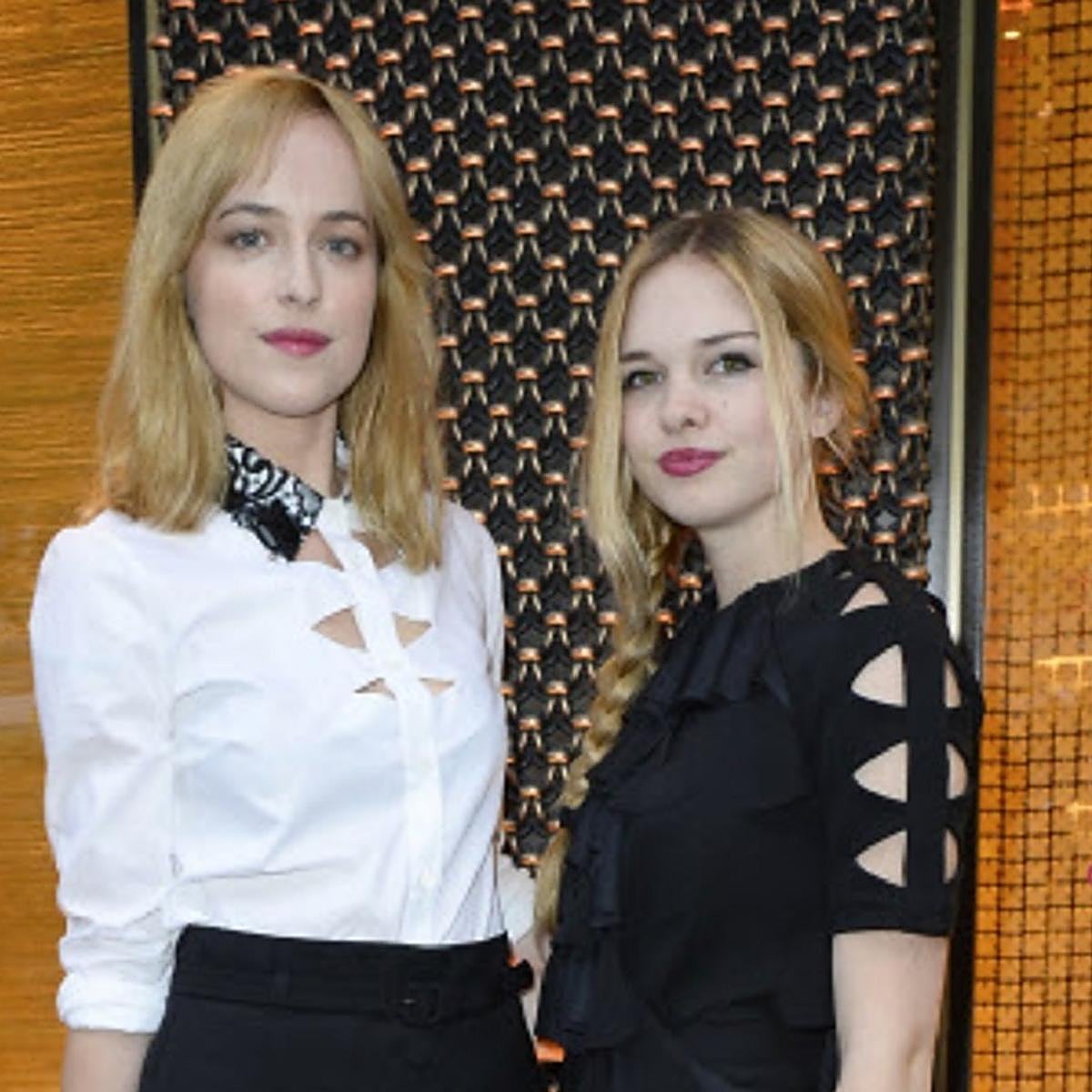 Dakota Johnson junto a su hermana Stella del Carmen Banderas.