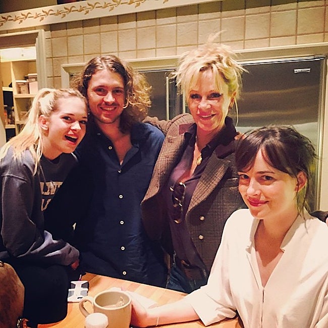 Melanie Griffith junto a sus hijos Stella, Alexander y Dakota.