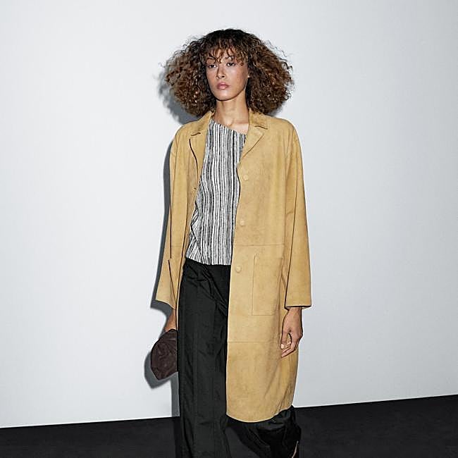 Gabardina amarillo pastel de Massimo Dutti, 349,99 euros.