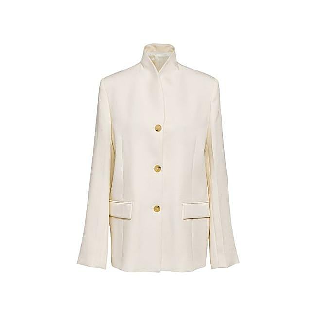 Blazer blanco con botones dorados de Totême, 600 euros.