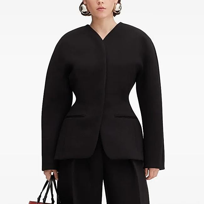 Blazer the ovalo de Jacquemus, 1.190 euros.