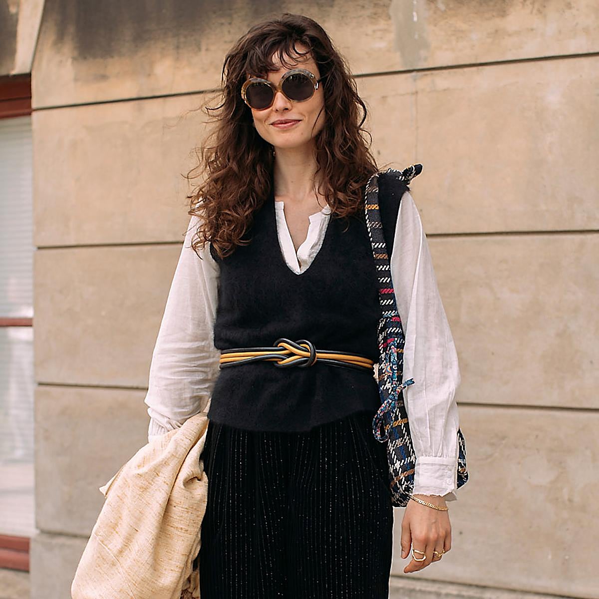 Mujer con look de entretiempo con chaleco