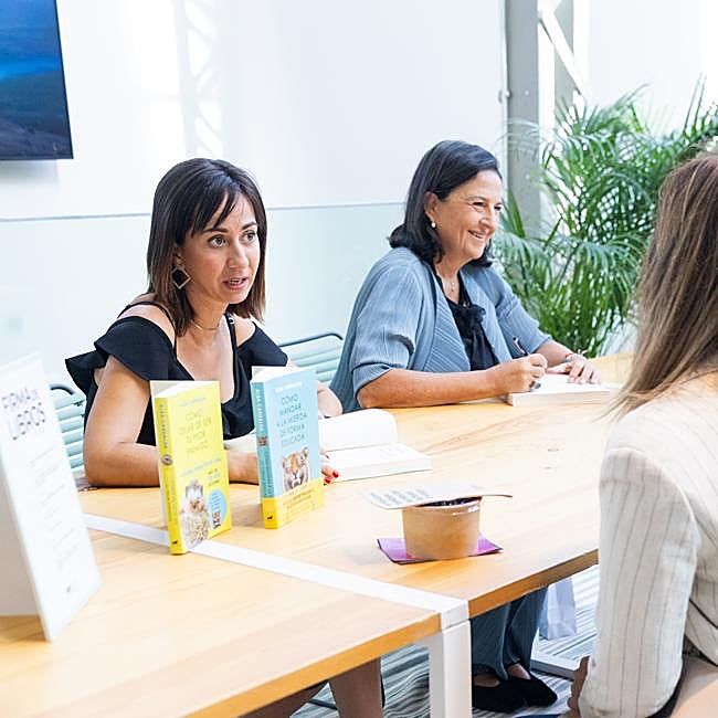 Alba Cardalda y Mª Dolores de la Puerta, durante la firma de su libro.