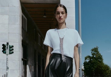 Cómo se llevan este otoño los vestidos de piel que adoran las chicas francesas