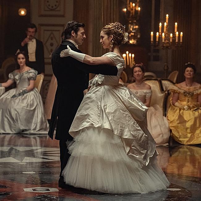 Entre disputas políticas y rencillas familiares, La casa Guinness también tiene tiempo de plasmar la sofisticación del siglo XIX.