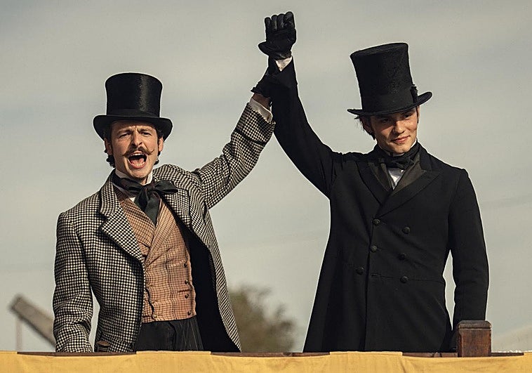 Anthony Boyle, a la izquierda, y Louise Partridge en una imagen de La casa Guinness, la nueva miniserie del creador de Peaky Blinders.