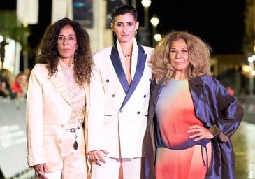 Así es la espectacular casa de Rosario Flores en primera línea de la mejor playa de Cádiz: estilo bohemio y un cuadro de su hermano Antonio