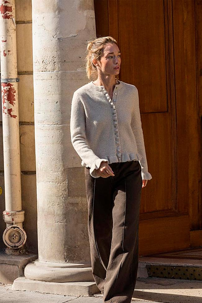 Cárdigan con detalle de volantes de Zara.