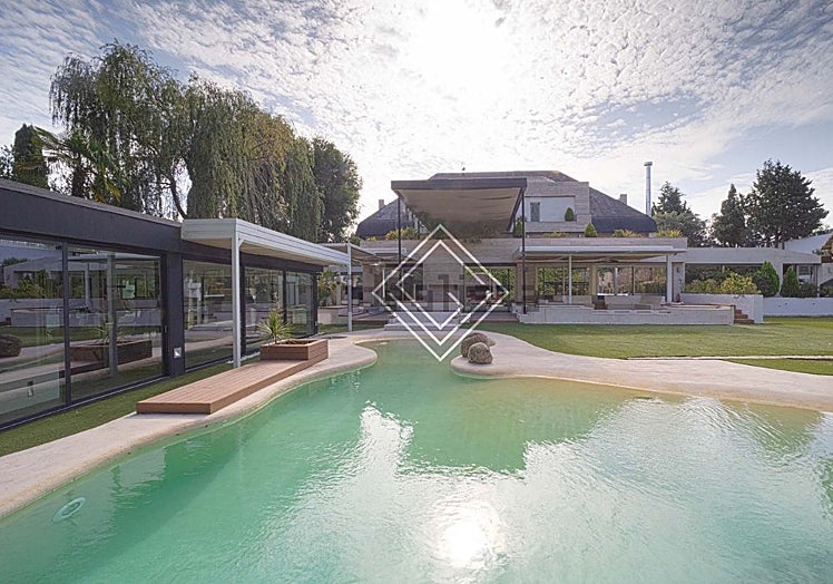 El exterior de la lujosa vivienda en La Moraleja.