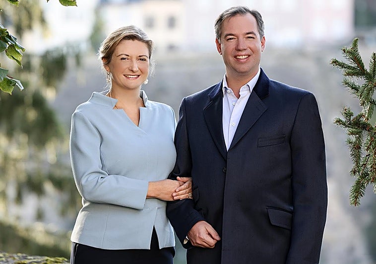 El príncipe Guillermo y la princesa Estefanía de Luxemburgo, en un retrato oficial de 2022.