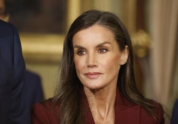 El look made in Spain de la reina Letizia en Navarra: traje que hace tipazo y los zapatos de tacón más románticos