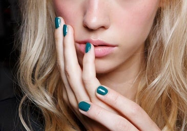 Una modelo con uñas verdes.