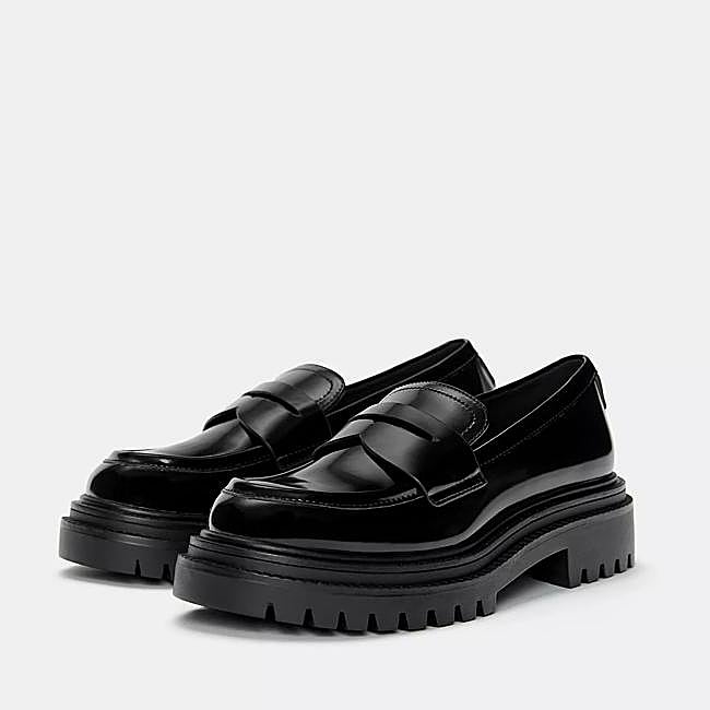 Mocasines negros de Pull& Bear, 29,99 euros.