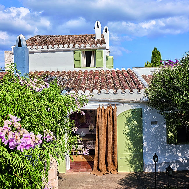 Entrada al comedor desde el exterior, protegida por una gran cortina.