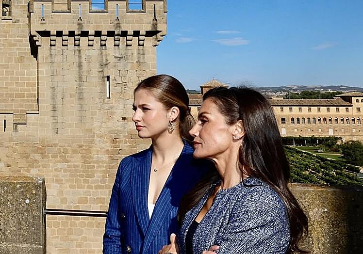 La reina Letizia y la princesa Leonor, atentas a las explicaciones del guía acerca del Palacio Real de Olite.