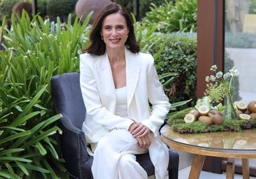 Aitana Sánchez-Gijón, impresionante con traje blanco satinado de Zara de hace un par de temporadas en su presentación como Mujer Zespri 2025.