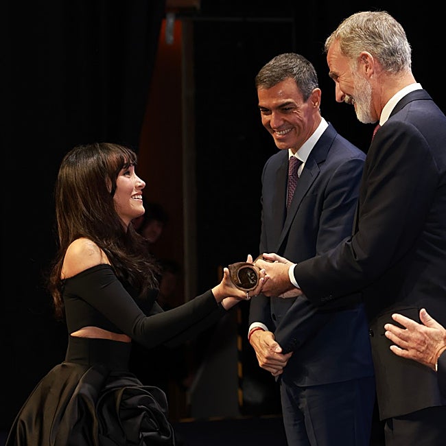 Aitana recibe el premio de manos de Felipe Vi y Pedro Sánchez.