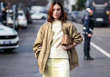 Esta es la chaqueta tendencia de entretiempo que vas a llevar en tus looks de diario y en las citas más elegantes