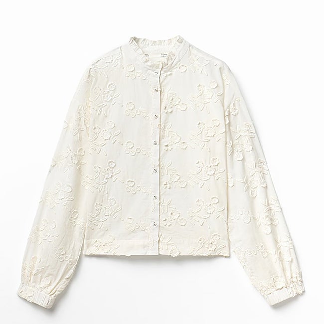 Camisa blanca con bordados de Sfera (29,99 euros)