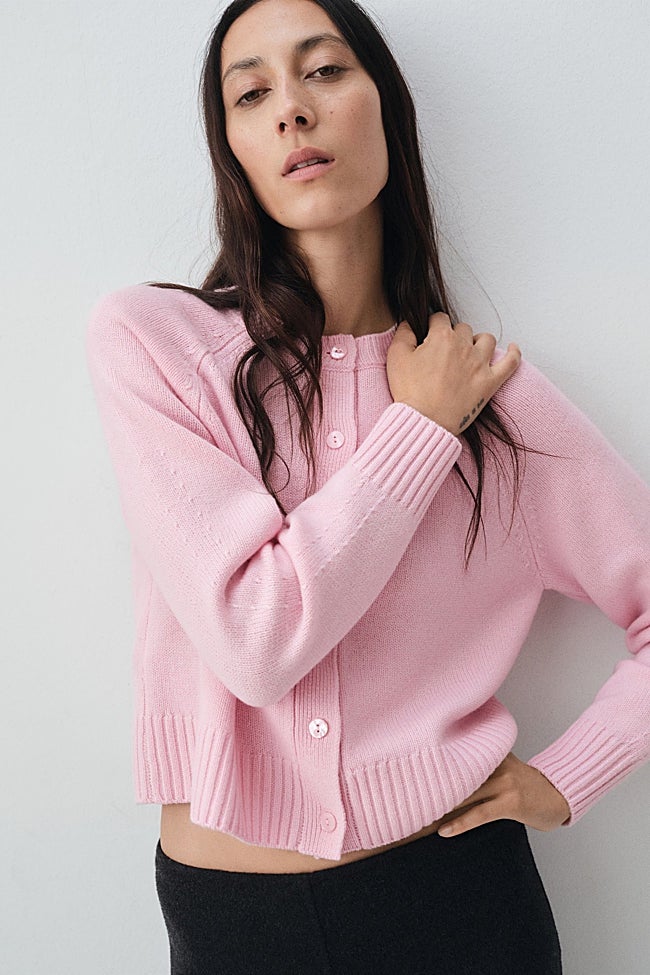Chaqueta de punto rosa de Mango (79,99 euros)