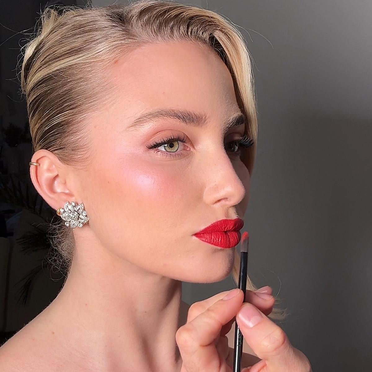 Un maquillaje de labios rojo.