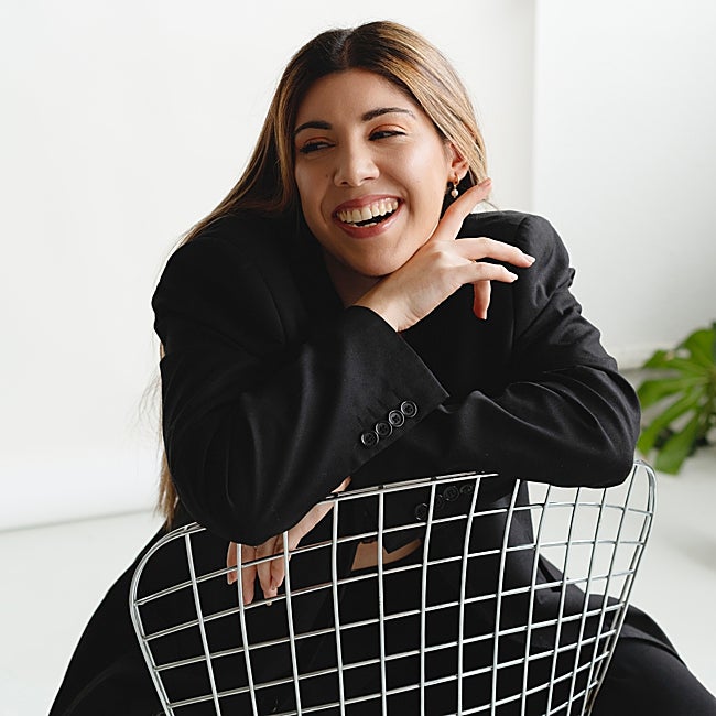 Lauren Izquierdo ha publicado recientemente Madrid tiene los ojos verdes.