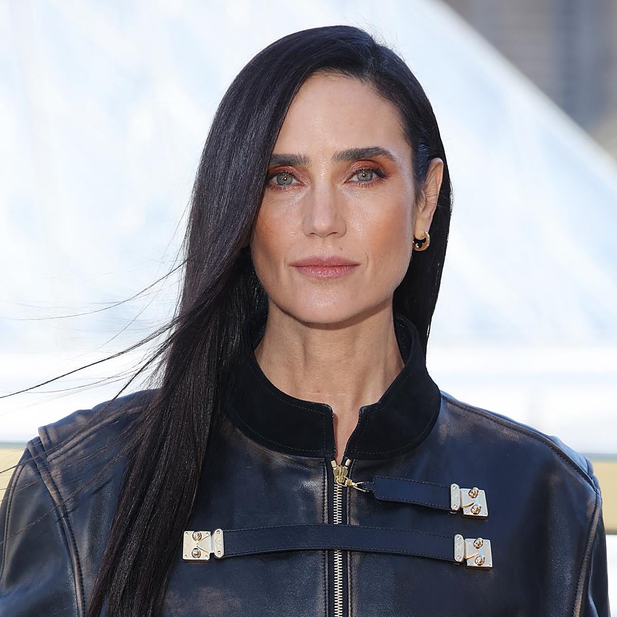 Jennifer Connelly con la raya del pelo a un lado.