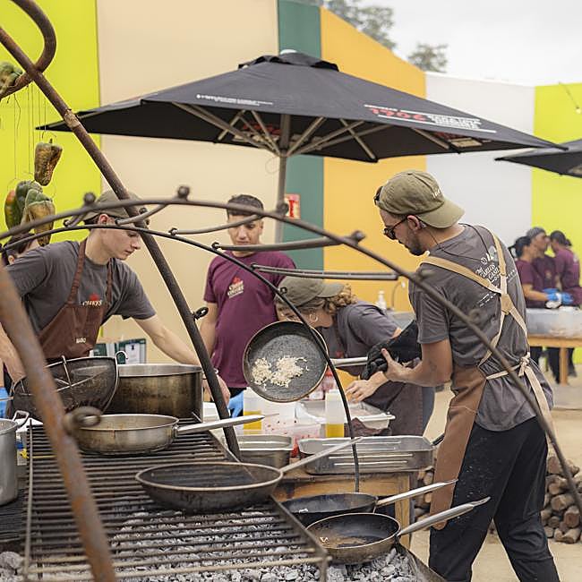 Chefs elaborando preparaciones durante la exitosa primera edición de Chefs on Fire en Madrid el año pasado, cuando se vendieron todas las entradas.