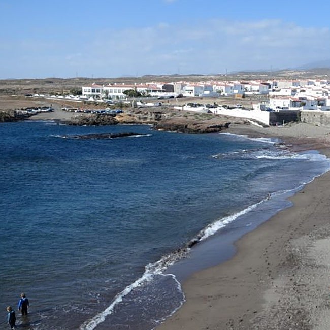 La playa que rodea al pueblo de Abades.
